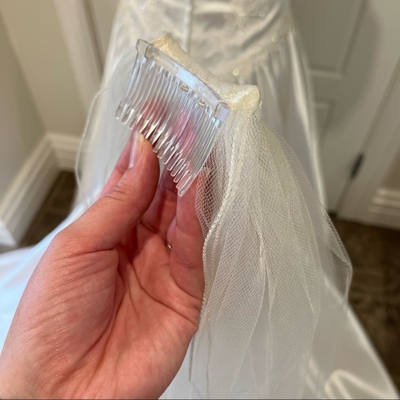 80S Lace Beaded Puff & Long Sleeved Winter White Wedding Gown Long Train & Veil - Picture 16 of 17